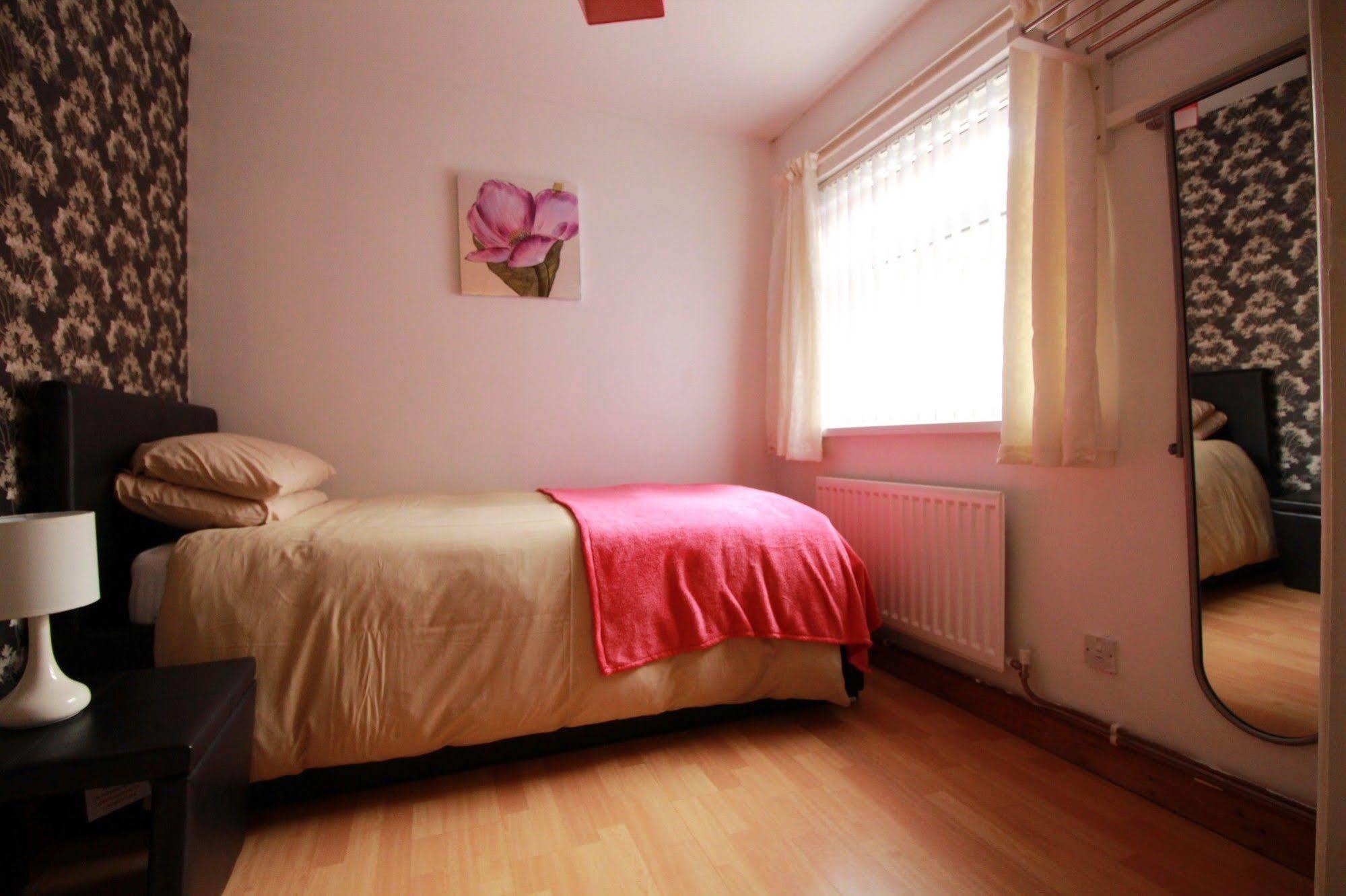Perfect Central City Location - Parking - 3 Beds - 2 Bedrooms Belfast Ngoại thất bức ảnh